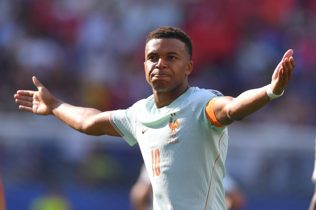 Kylian Mbappé célébrant le premier but du match de quarts entre la France et le Maroc