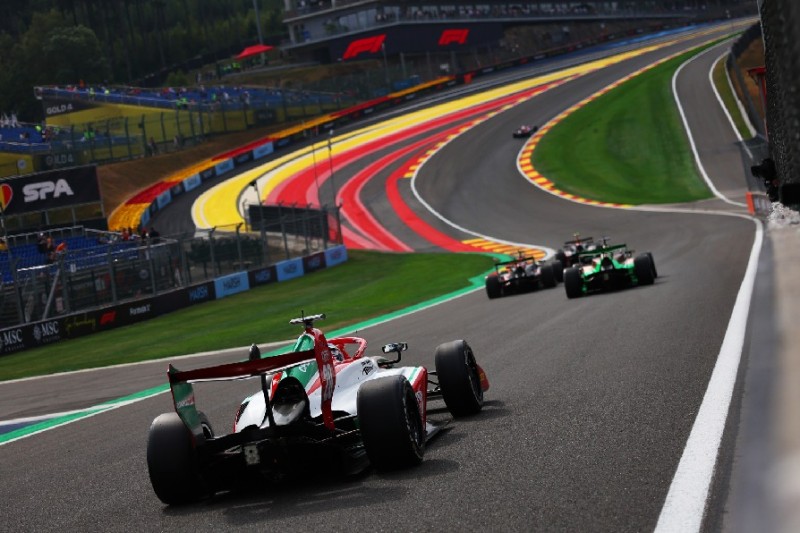 Collision massive lors du tour de sortie : un déluge de pénalités après une scène folle en Formule 3 !
