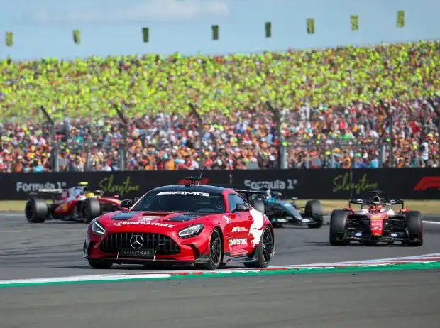 La voiture de sécurité devant le peloton de Formule 1 à Silverstone La voiture de sécurité devant le peloton de Formule 1 à Silverstone