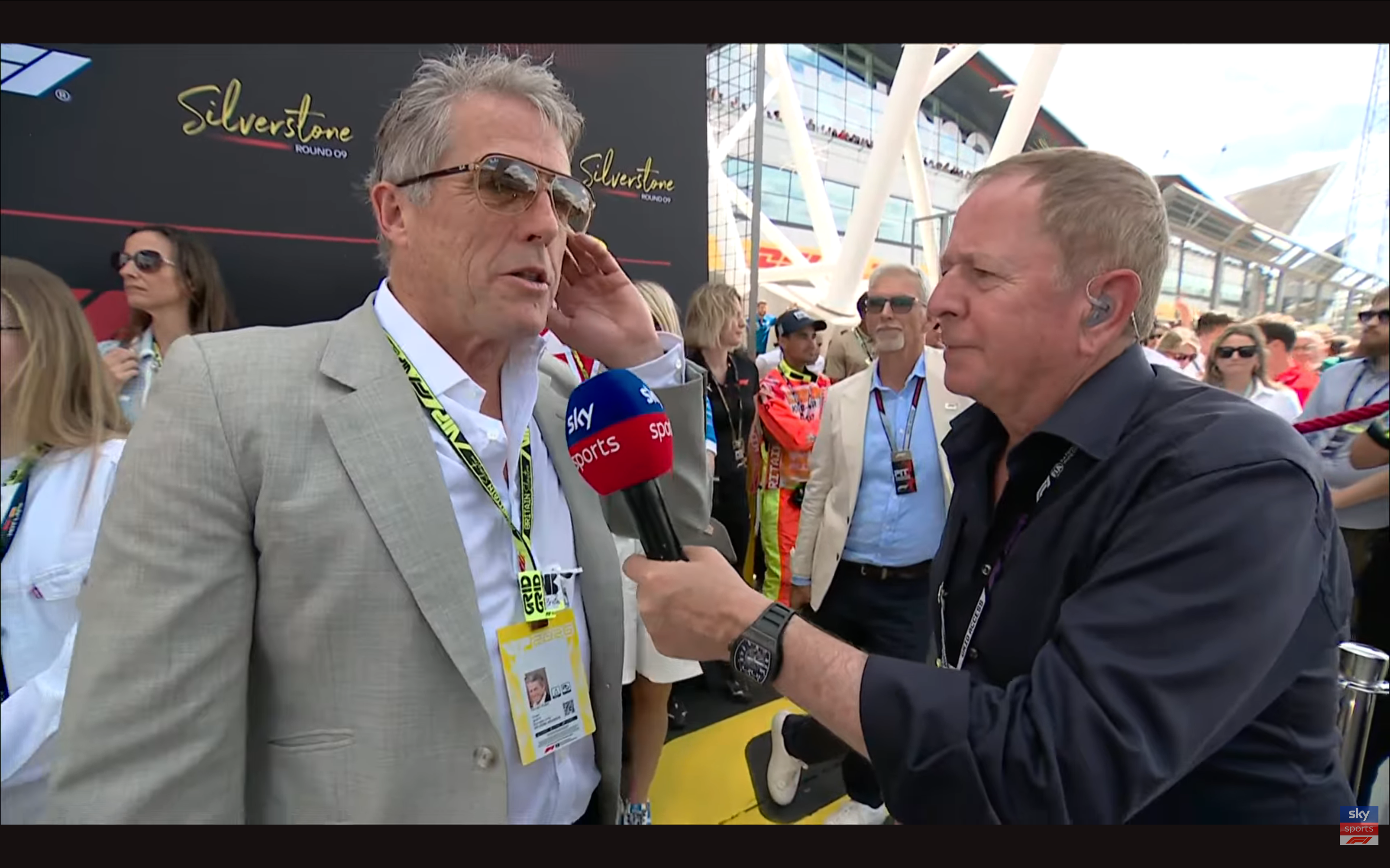 Hugh Grant et Martin Brundle