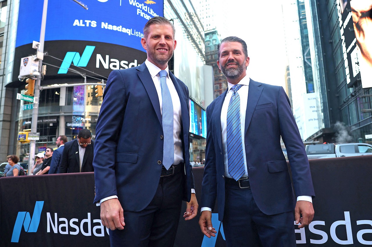 Eric Trump et Donald Trump Jr. devant le bâtiment de la bourse technologique Nasdaq à New York