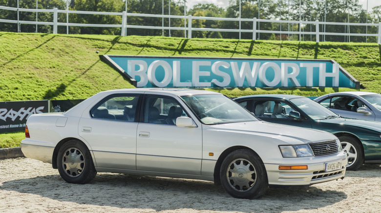 Un Lexus LS400 blanc