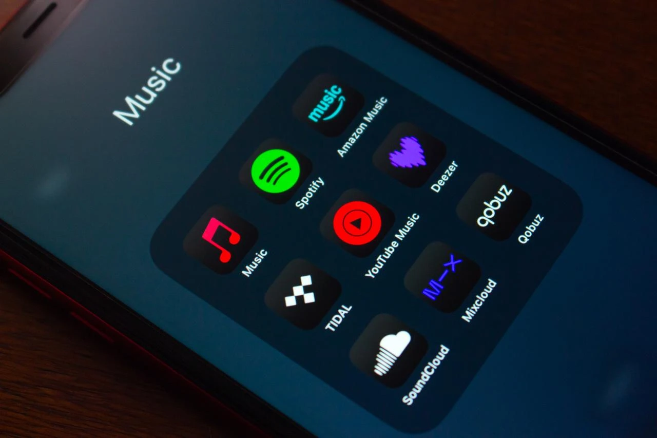 Écran de smartphone affichant plusieurs applications de streaming musical