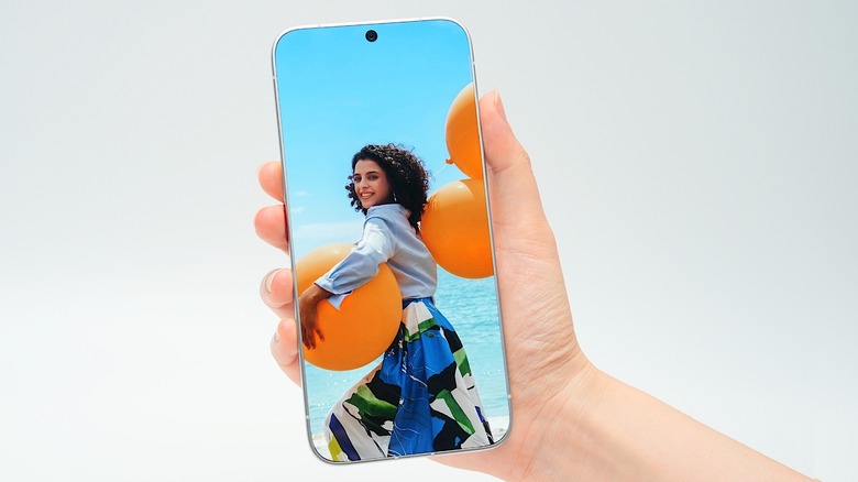 Concept de téléphone sans bord de Tecno, affichant une femme souriante et un découpage de caméra visible.