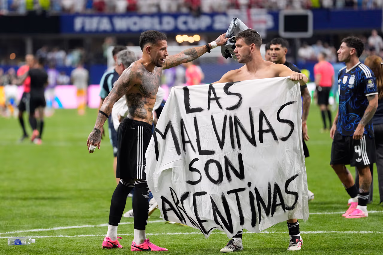 Le Royaume‑Uni presse la FIFA d’enquêter sur l’Argentine pour une pancarte sur les Malouines au Mondial.