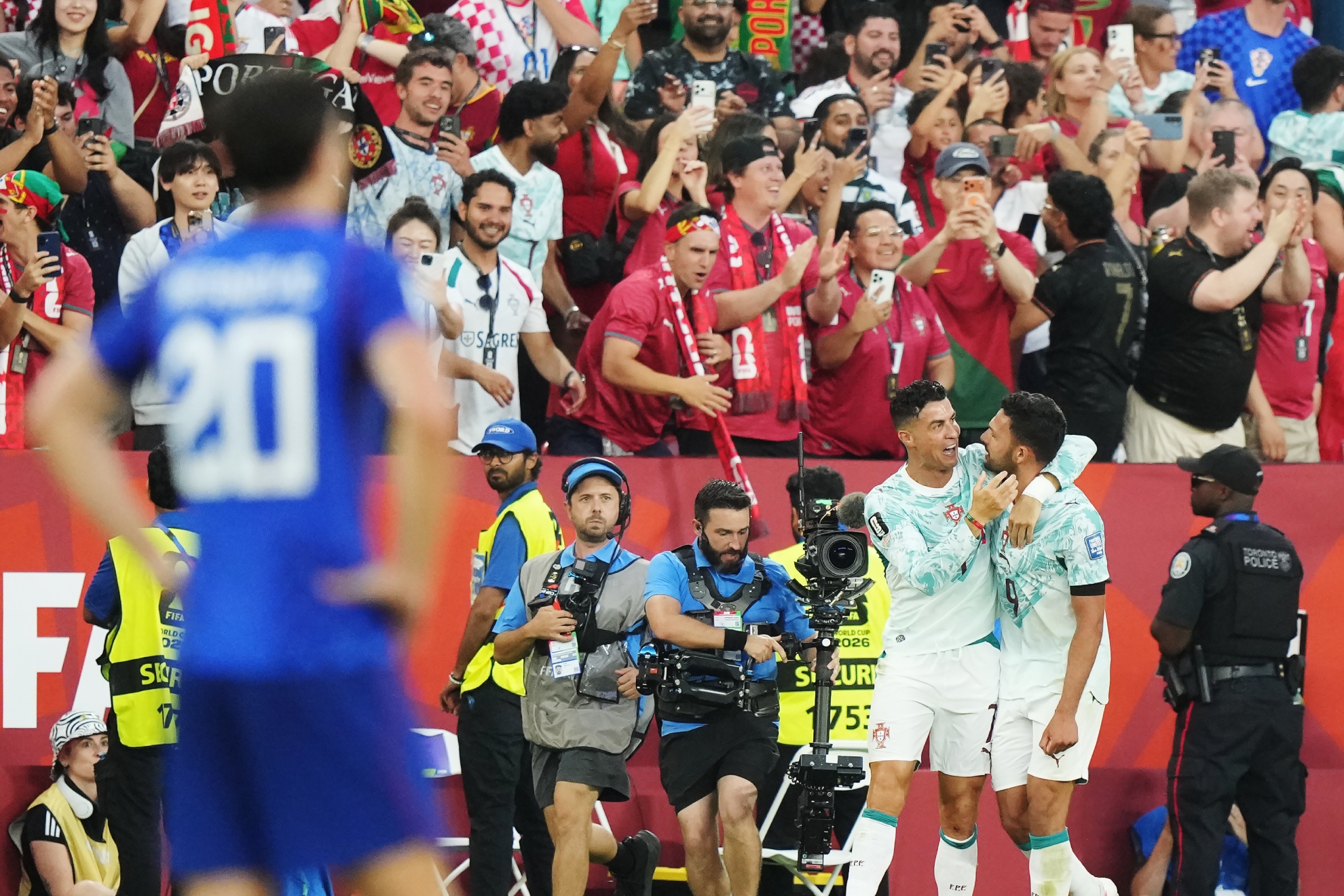 Cristiano Ronaldo et Gonçalo Ramos célèbrent le 2-1 contre la Croatie.