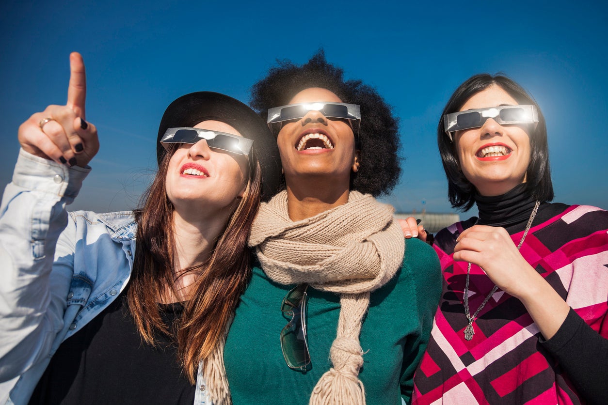 Porter des lunettes spéciales pour observer en toute sécurité l'éclipse solaire