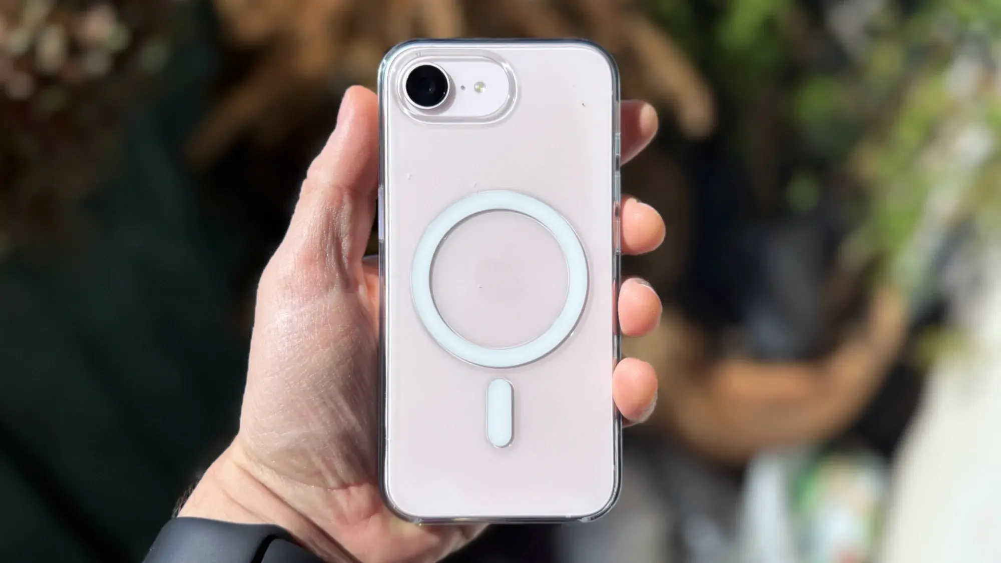 Apple iPhone 17e dans la main d'un homme