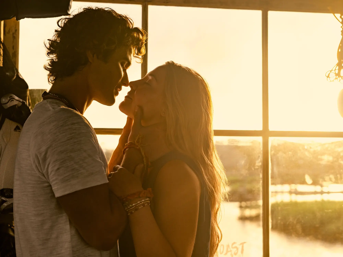 Chase Stokes et Madelyn Cline dans Outer Banks, Saison 4 | © JACKSON LEE DAVIS/NETFLIX