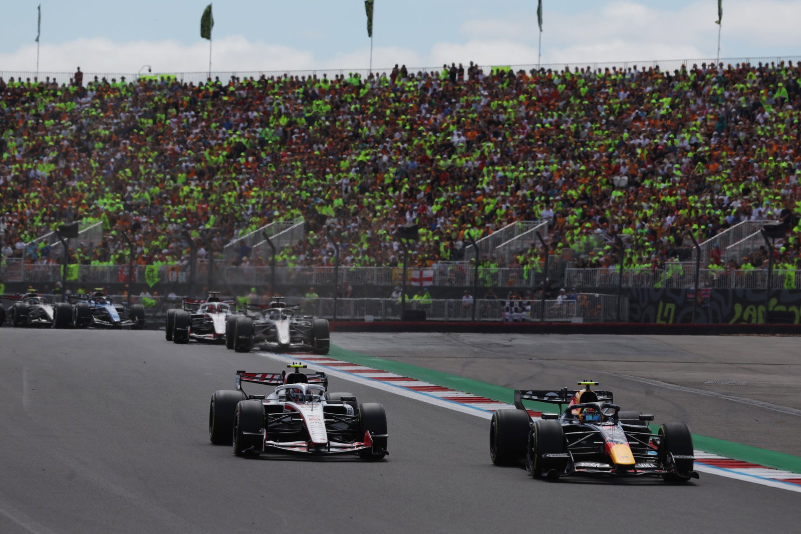 Bearman bataille avec Hadjar de Red Bull à Silverstone
