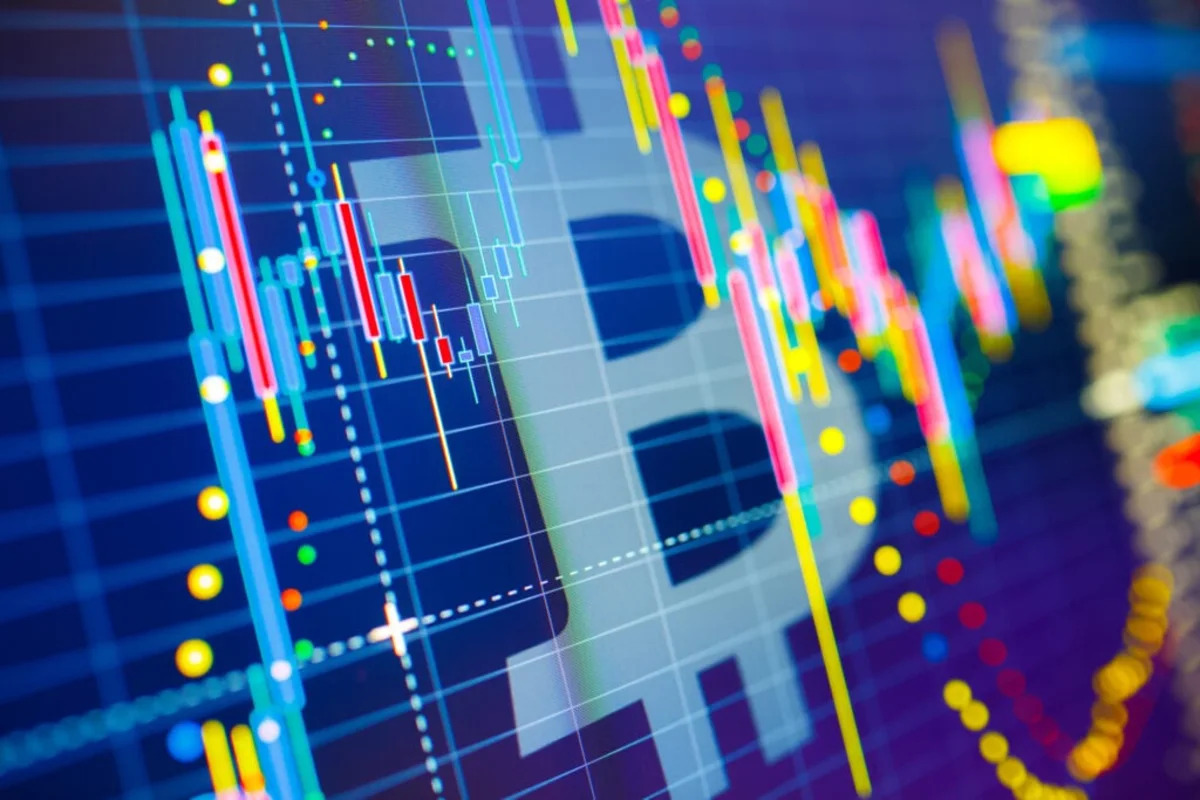 Plongée des Cryptos : Bitcoin, Ethereum, XRP et Dogecoin en chute malgré l'avancée du projet de loi par le président de la SEC Paul Atkins, un analyste annonce un grand bouleversement pour le BTC tout proche !