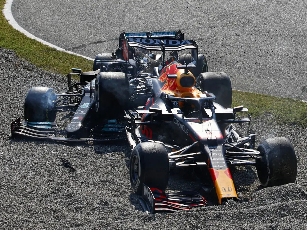Accident entre Lewis Hamilton (Mercedes) et Max Verstappen (Red Bull) lors du Grand Prix de Monza 2021 Formule 1 : Points de pénalité 2026