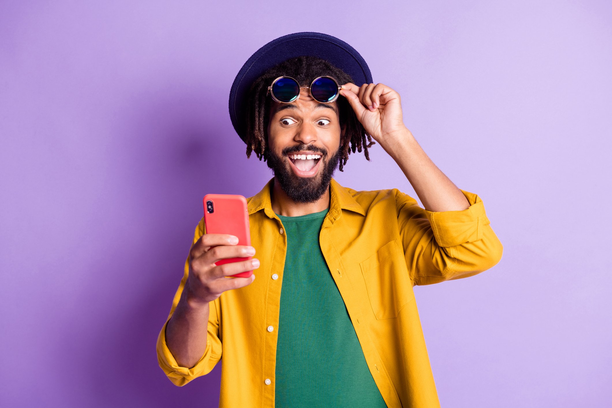 Investisseur surpris regardant son smartphone.