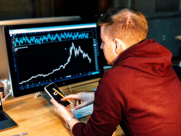 Prix du BTC et de l'ETH : Bitcoin maintient son cap à 65 000 $ tandis que les 'Mag 7' vivent leur pire journée depuis 2025 !