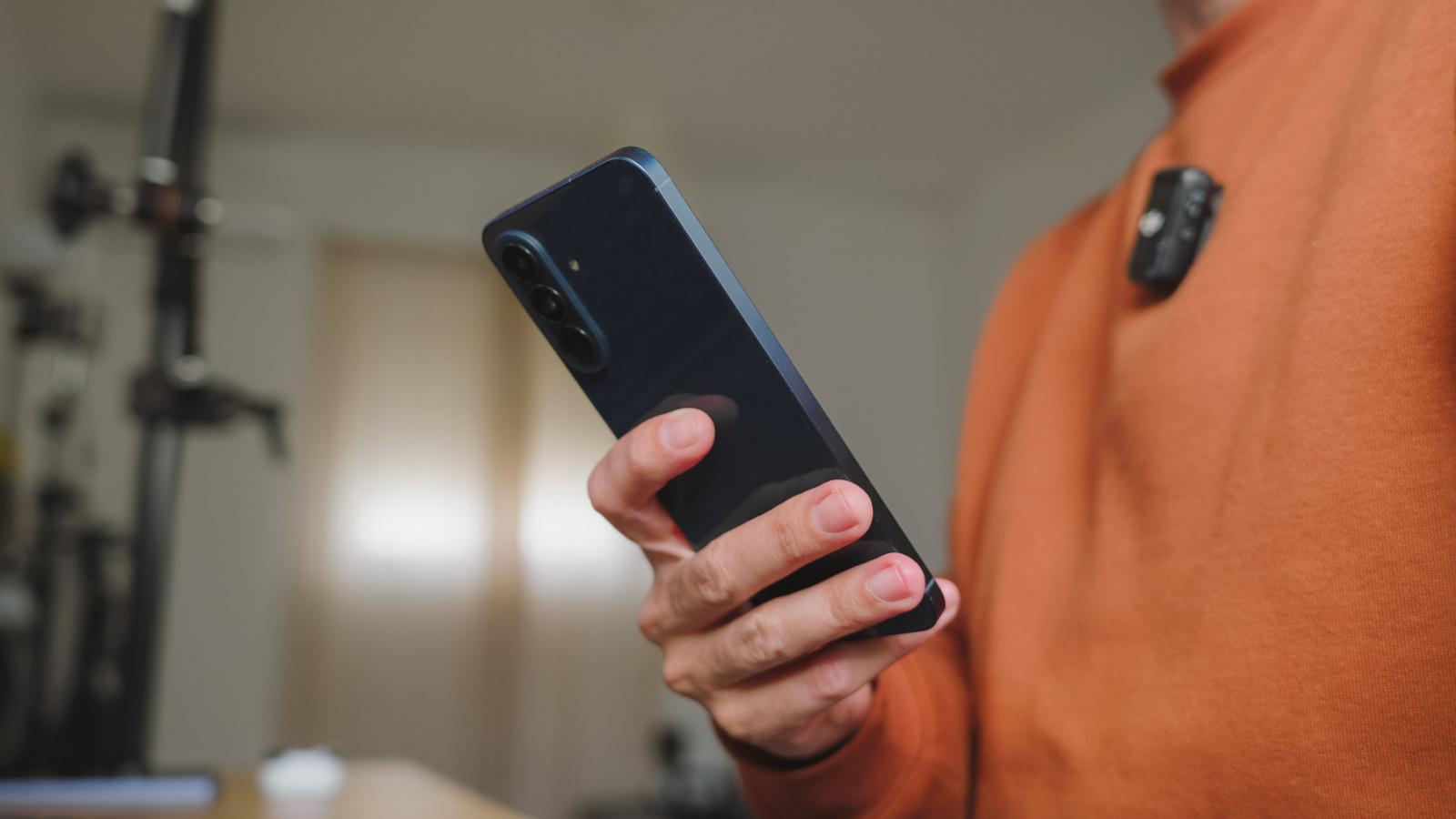 Samsung Galaxy A57 en la main