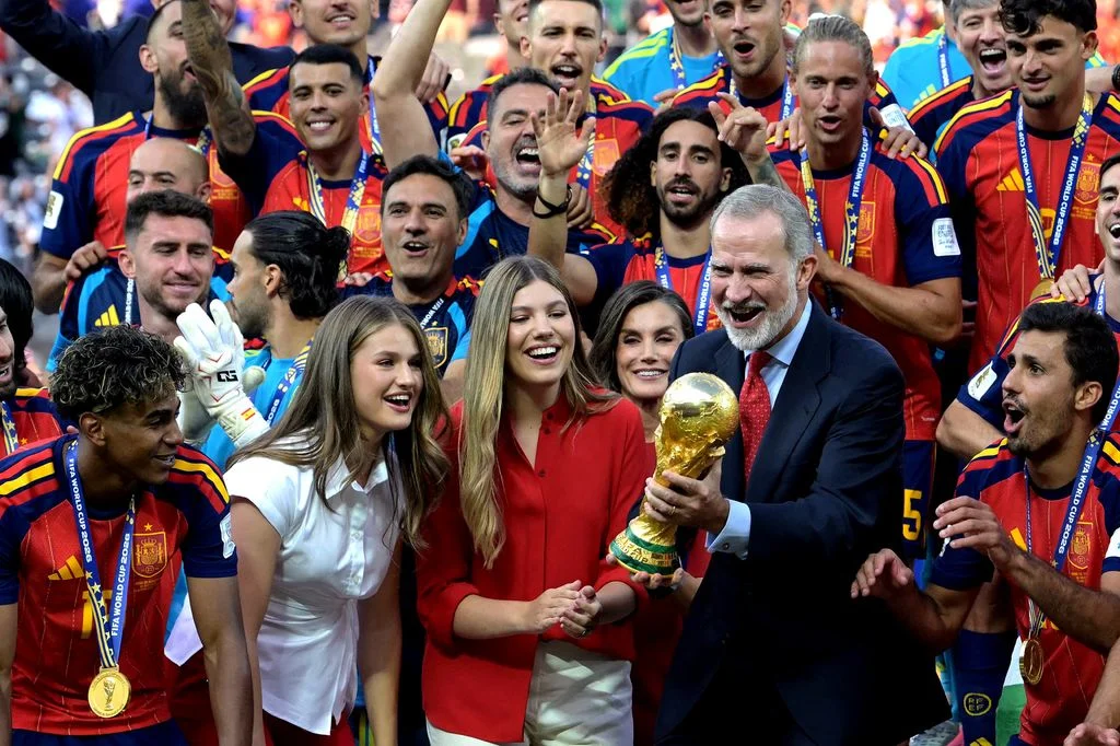 Les rois Felipe et Letizia, accompagnés de la princesse Léonor et de l’infante Sofia, célèbrent la conquête du Mondial 2026 aux côtés de la Sélection espagnole