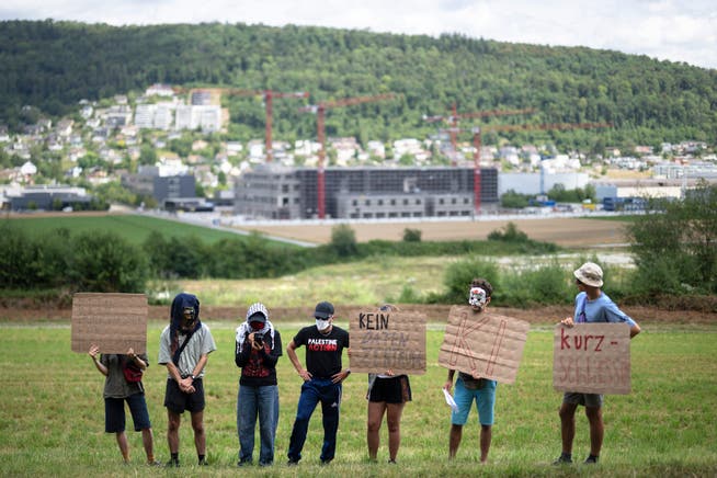 «Grenzenloser Widerstand»: Membres de la groupe Aufstände der Allmende devant le nouveau centre de données de Beringen. (3.7.2026)