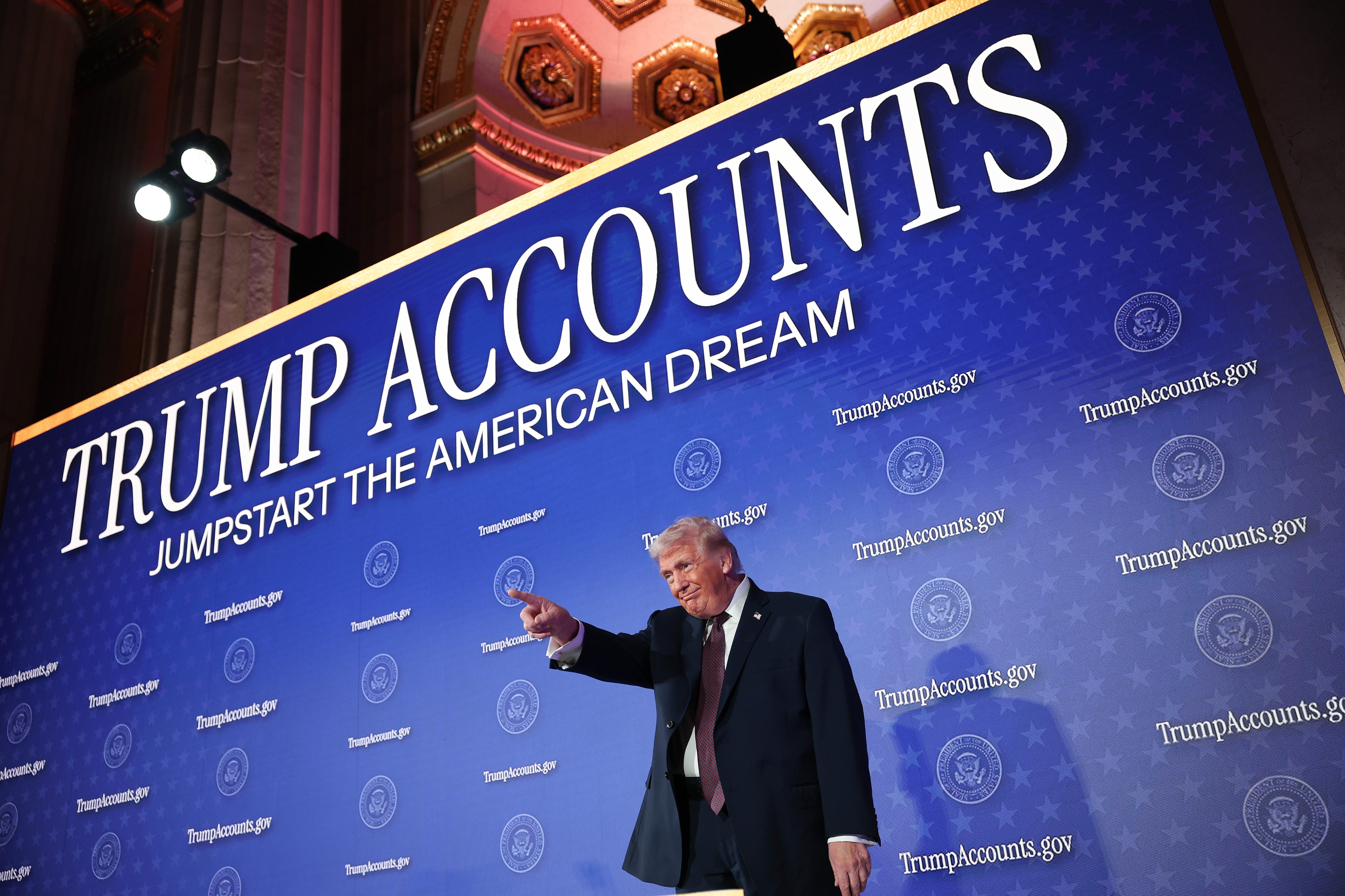Donald Trump lors d'un sommet sur les comptes Trump au Département du Trésor.