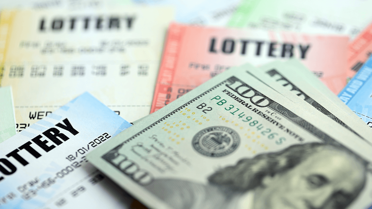 Un informaticien de l’Iowa, âgé de 69 ans, remporte 2 millions de dollars au Mega Millions et prend sa retraite sur-le-champ !