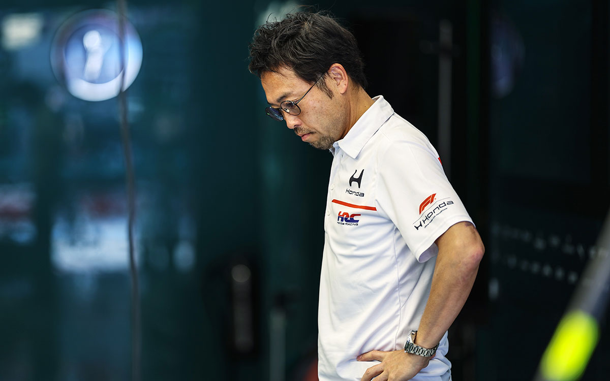Shintaro Orihara observant les machines au GP de Hongrie 2026