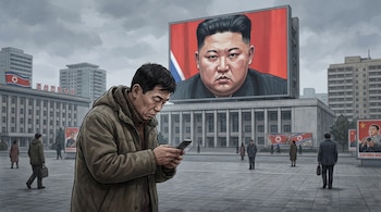 Un homme utilise un téléphone mobile devant un grand écran affichant une image de Kim Jong-un, entouré de bâtiments, de drapeaux et de personnes dans une place.
