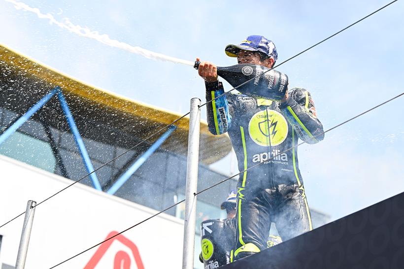 Ai Ogura célèbre sa victoire à Assen