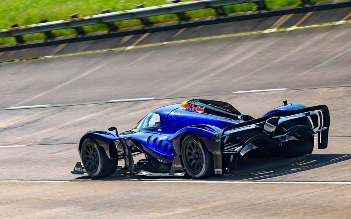 Le Red Bull hypercar 'RB17' conçu par Adrian Newey, associé à un moteur V10 hybride de 4.5 litres.