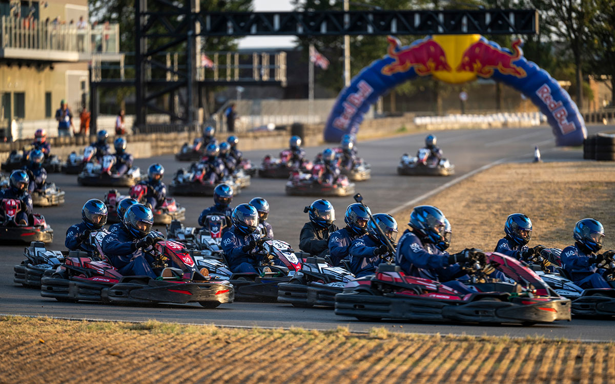 Participants courant dans le cadre de 'Max vs 100', lors d'une session d'essai, le 22 juillet 2026 à Silverstone