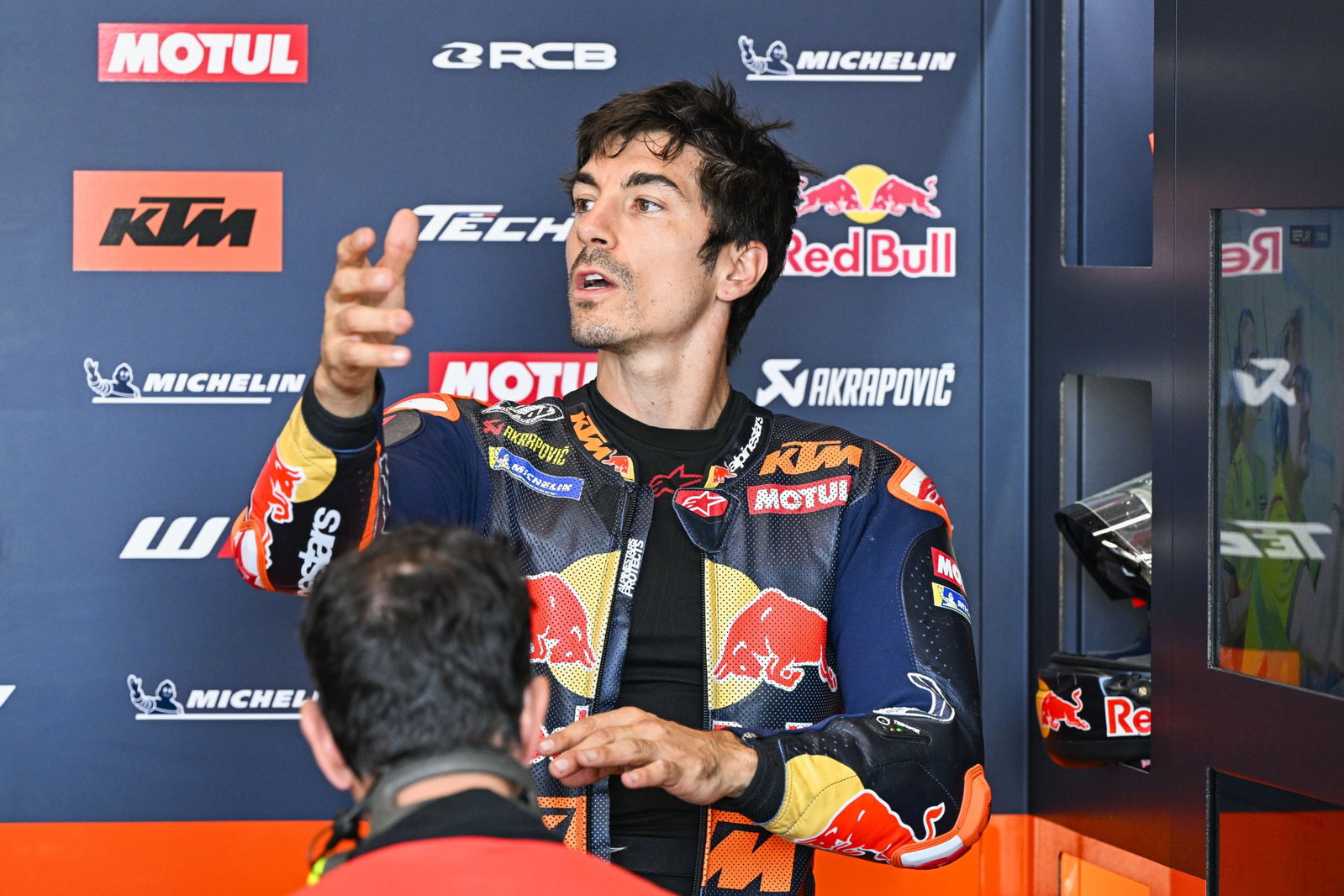 Maverick Vinales gesticulant lors d'une course MotoGP.