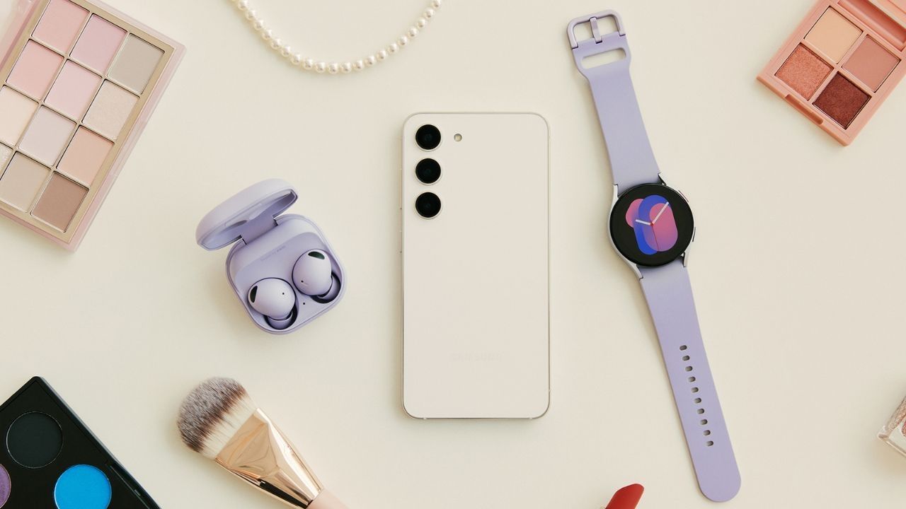 Samsung Galaxy S23 Plus en couleur crème avec une montre intelligente et des écouteurs sans fil.