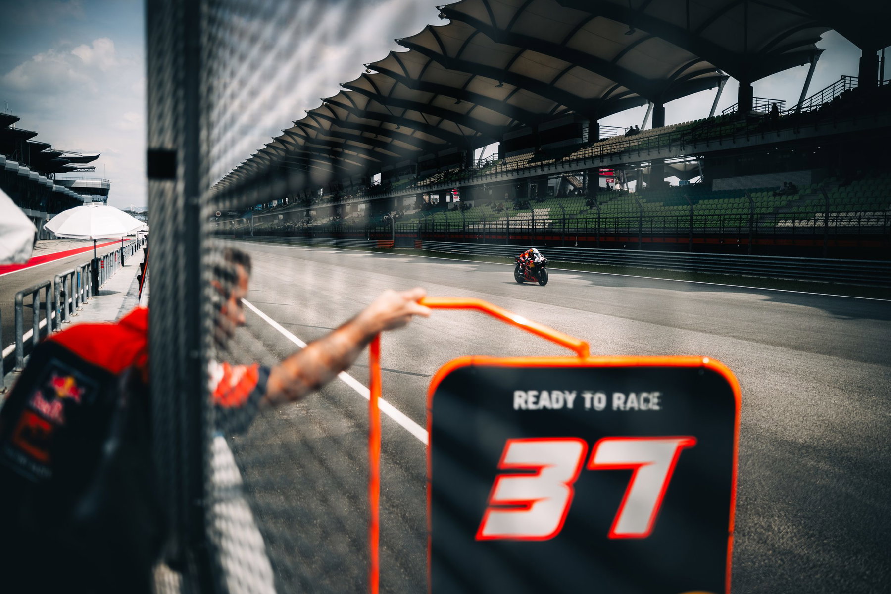 Pedro Acosta sur la KTM RC16 pendant un test MotoGP