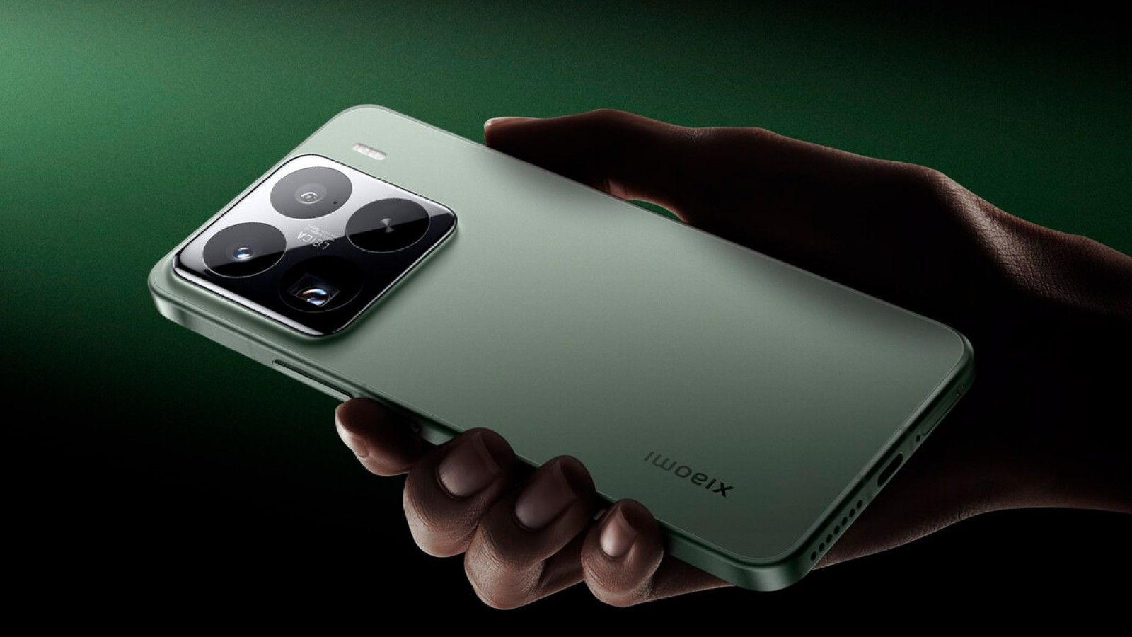 La partie arrière d'un téléphone Xiaomi en vert, montrant son module de caméras carré.