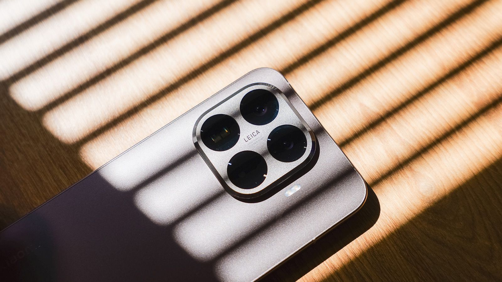 Détail du module de caméras d'un smartphone sous une lumière directionnelle.