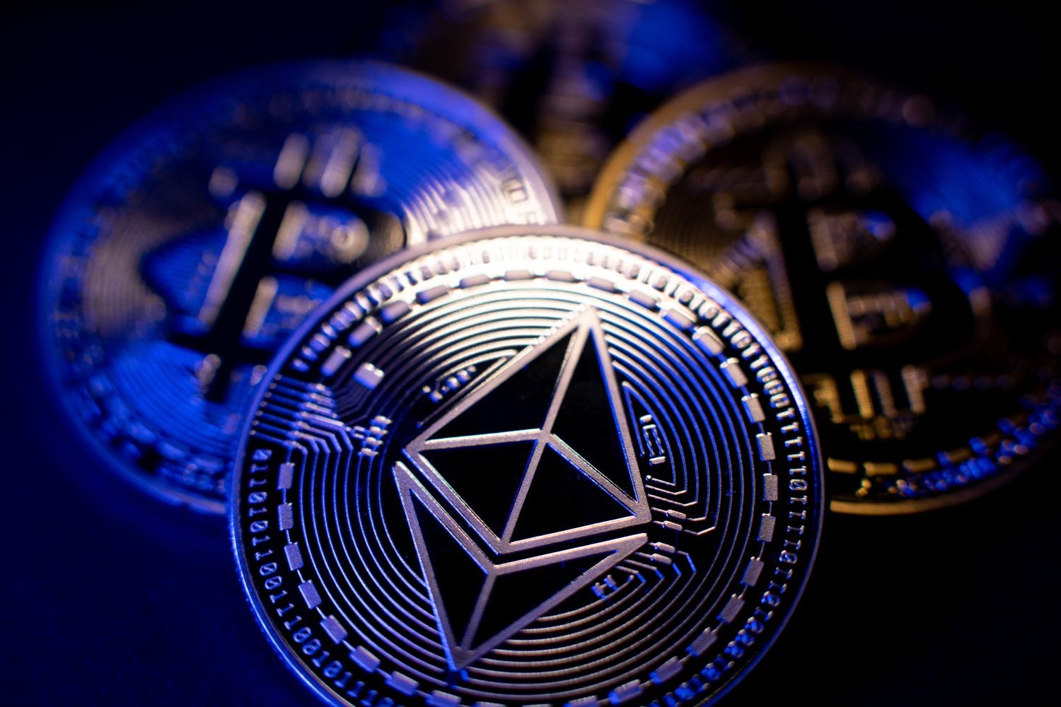 Pièce Ethereum avec Bitcoin en arrière-plan. Cryptomonnaie ETH et BTC. Concept de high-tech crypto