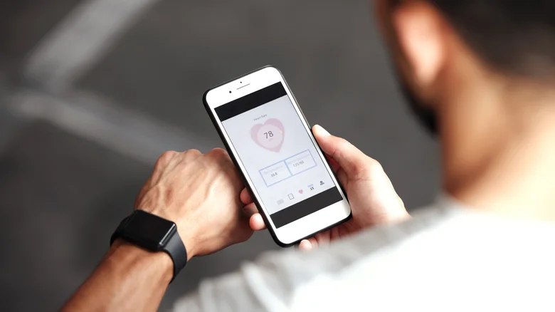 Personne examinant des données de santé sur son téléphone.