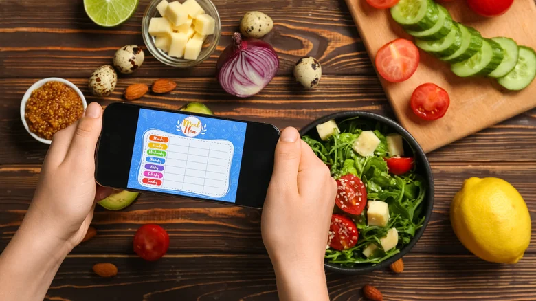 Personne utilisant une application pour créer un plan de repas.
