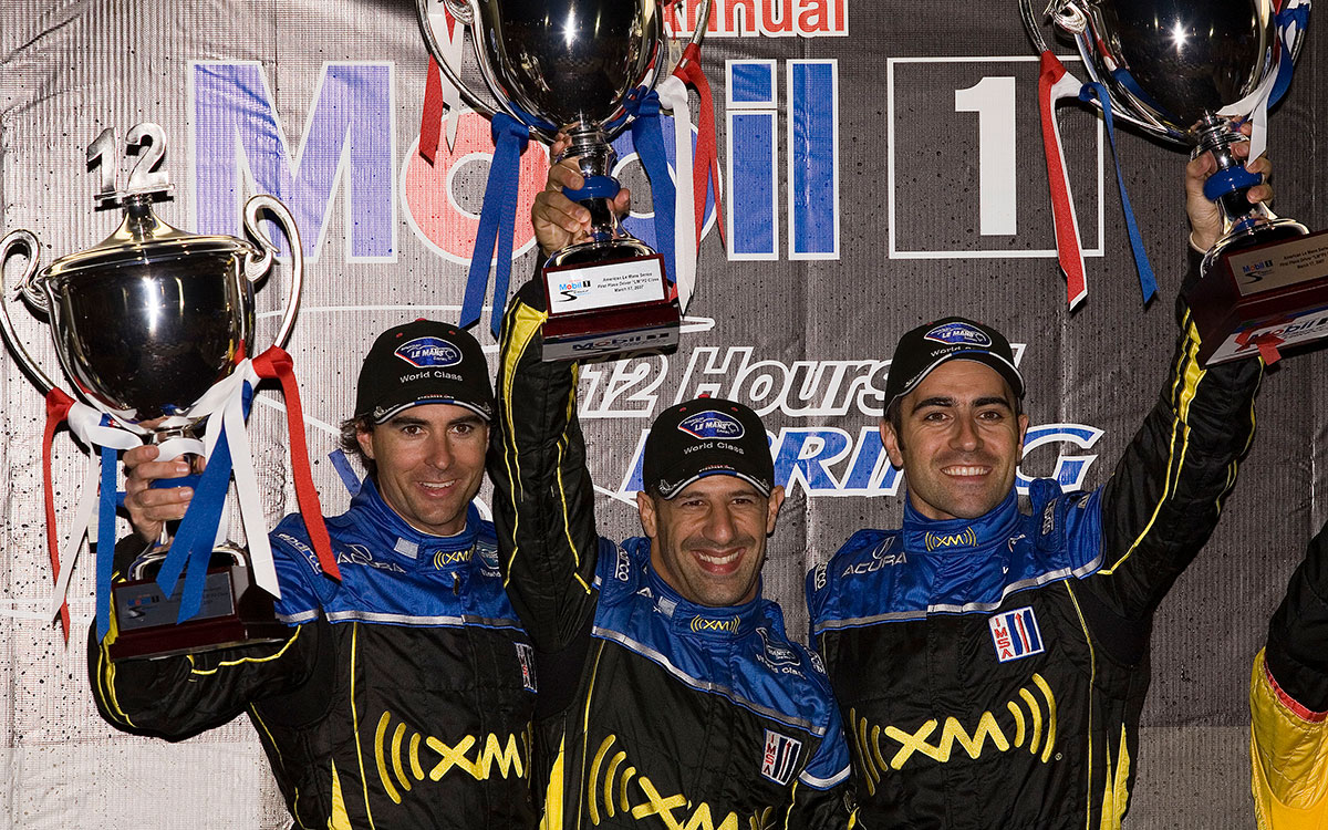 Dario Franchitti, Bryan Herta et Tony Kanaan tenant le trophée de la victoire après les 12 heures de Sebring en 2007