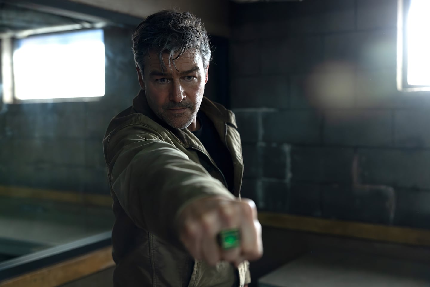 Kyle Chandler dans « Lanterns. »