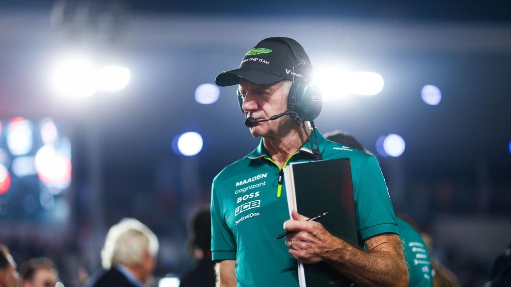 Adrian Newey, en paddock de F1 avec Aston Martin