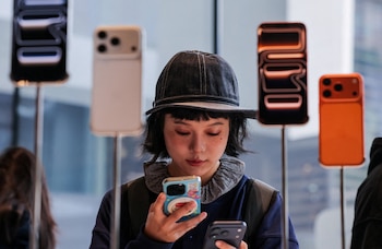 iOS 26 inclut des outils supplémentaires comme le filtrage d'appels et la reconnaissance des sons. (Reuters)