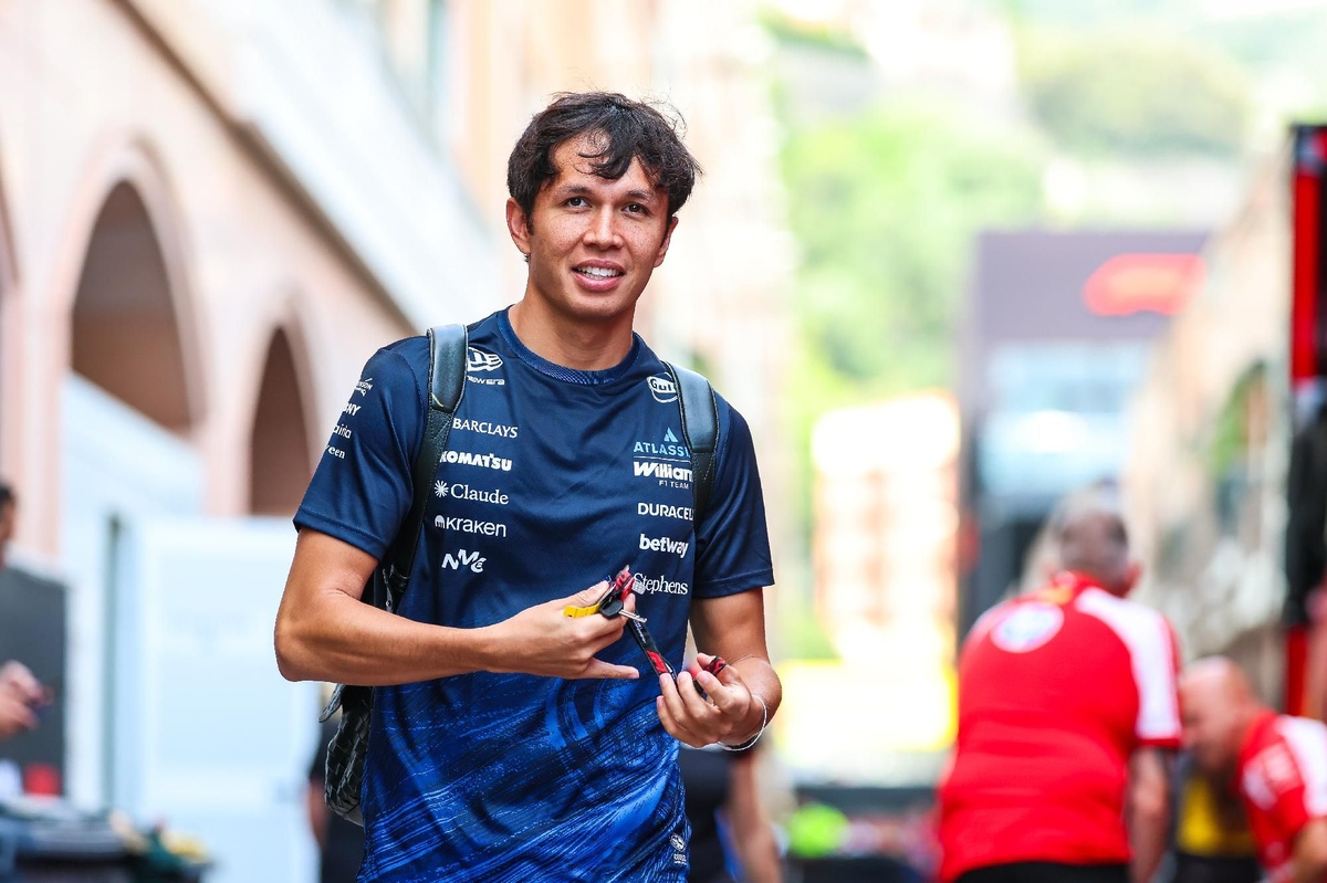 Albon raconte sa rencontre hilarante avec Verstappen en Sardaigne !