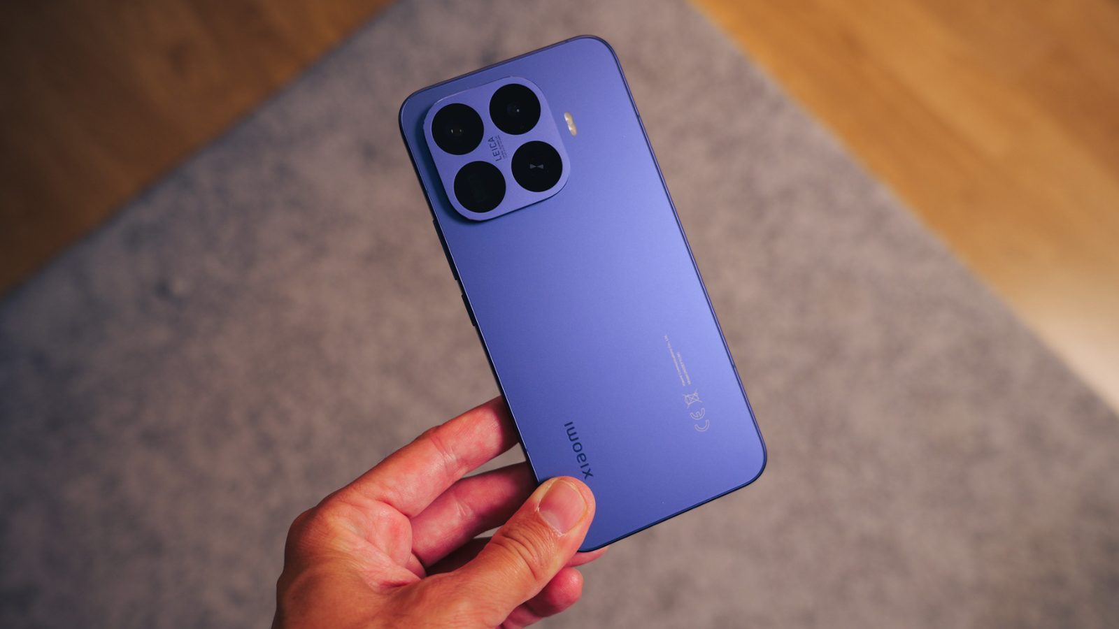 Xiaomi 17T Pro en main, avec son module de trois caméras.