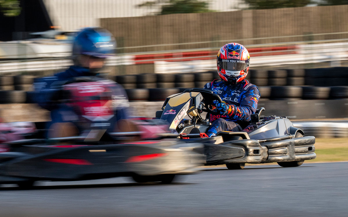 Sebastian Job en pleine compétition avec d'autres participants, lors de l'événement 'Max vs 100', le 22 juillet 2026 à Silverstone
