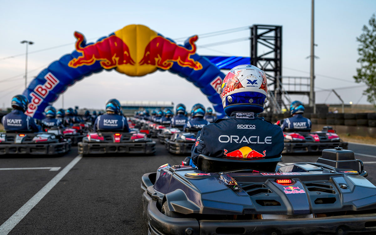 100 contre Verstappen : qui remportera la victoire ? Le défi inattendu d'un quadruple champion F1 en karting "Max vs 100" !