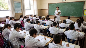 Une classe d'élèves et un enseignant en salle de classe.