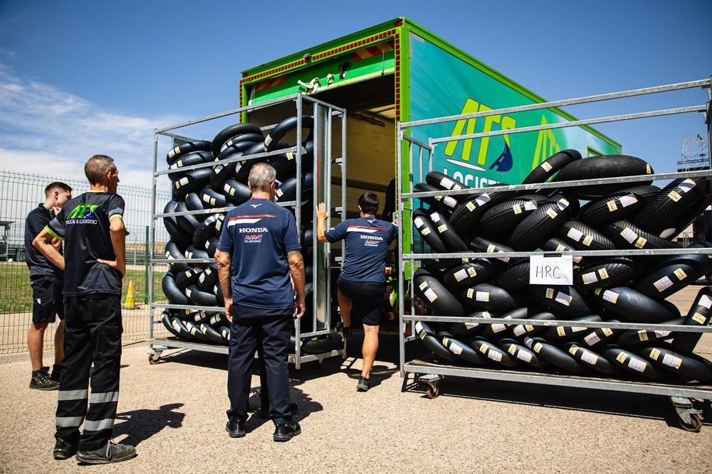 Chaque fabricant a reçu 80 nouvelles unités de différents modèles de pneus Pirelli
