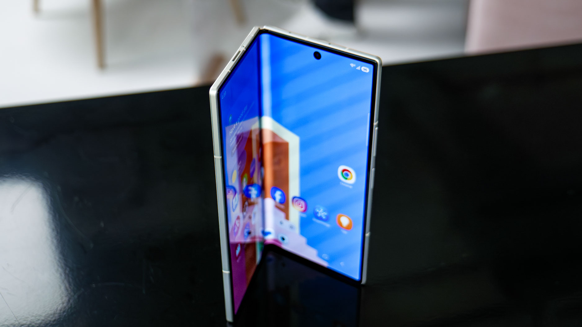 Galaxy Z Fold 8 Ultra montré en main