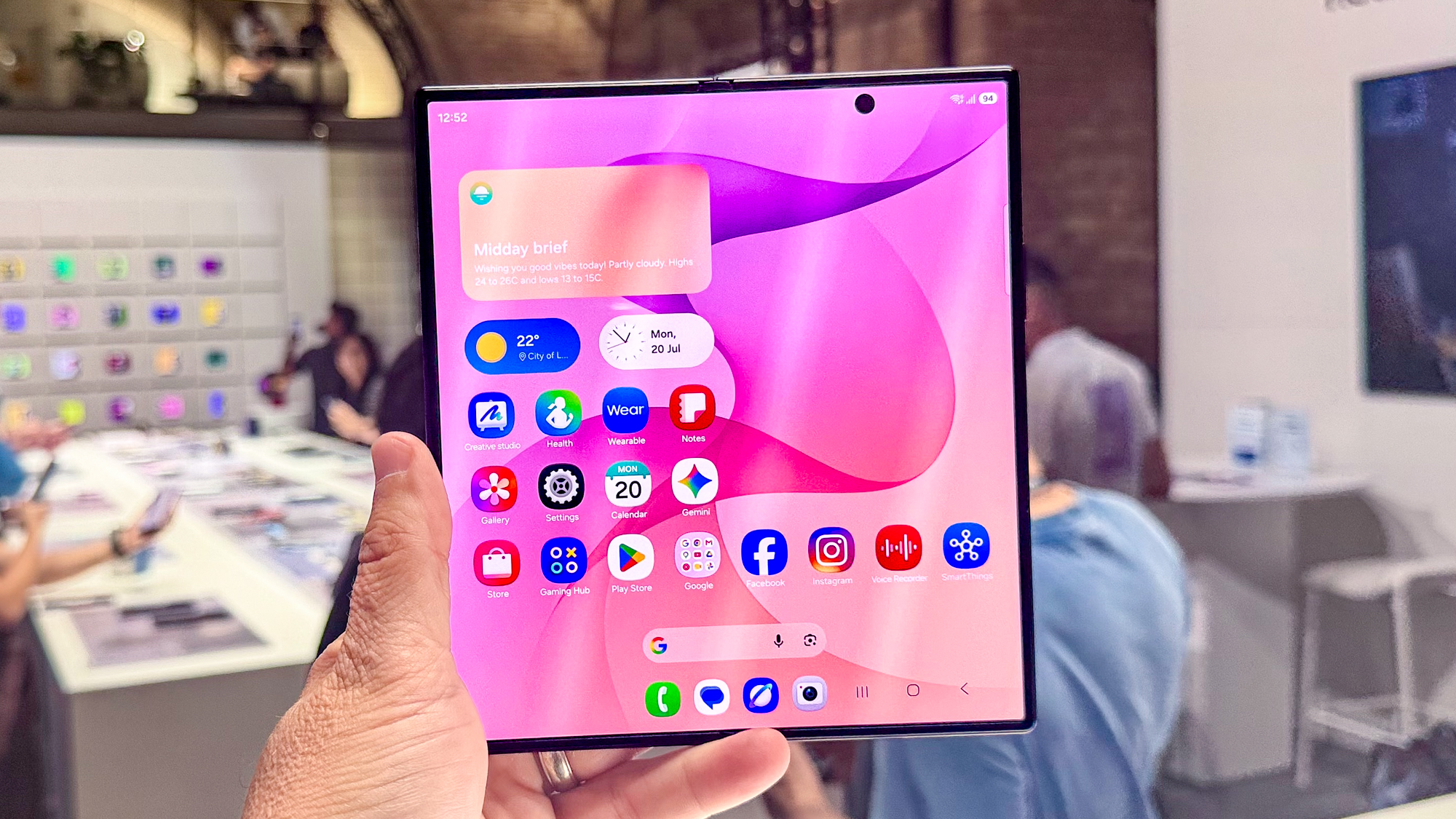 Galaxy Z Fold 8 Ultra montré en main