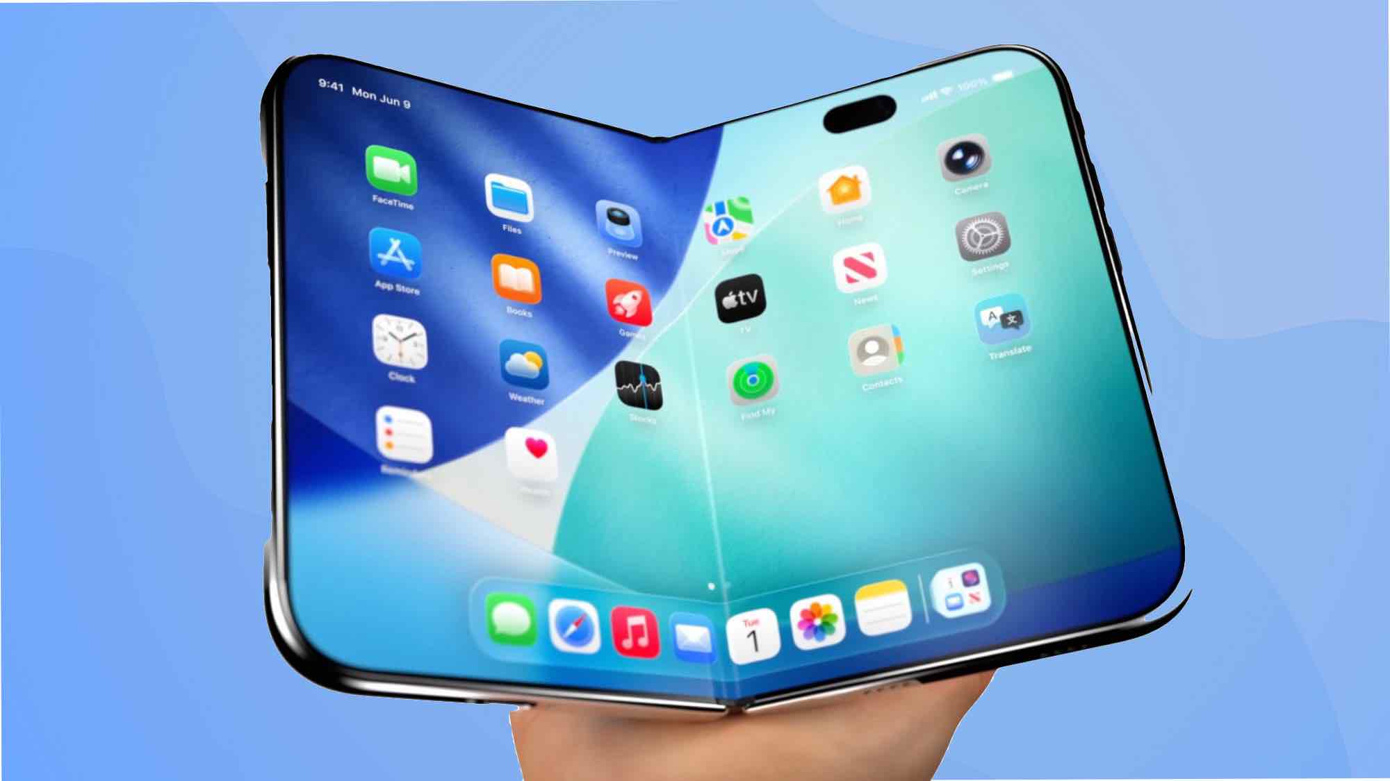 iPhone Ultra plié à moitié en main