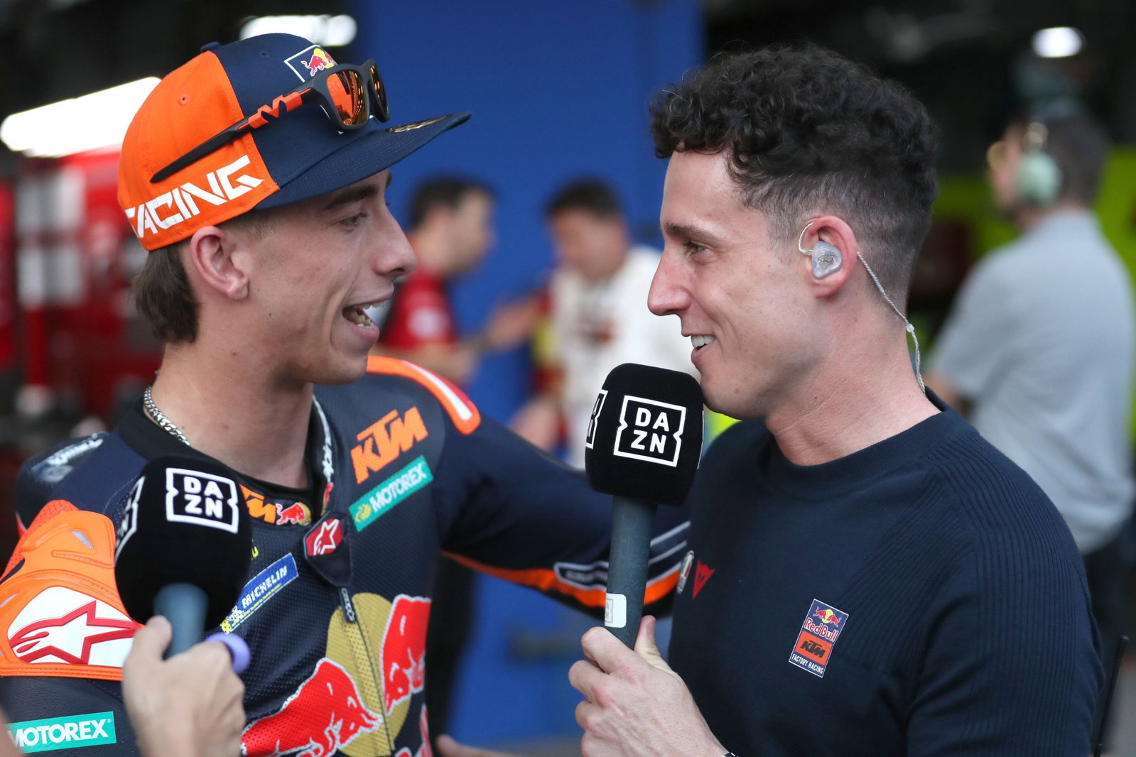 Pedro Acosta parlant avec Pol Espargaro lors du Grand Prix de Thaïlande de MotoGP 2026.